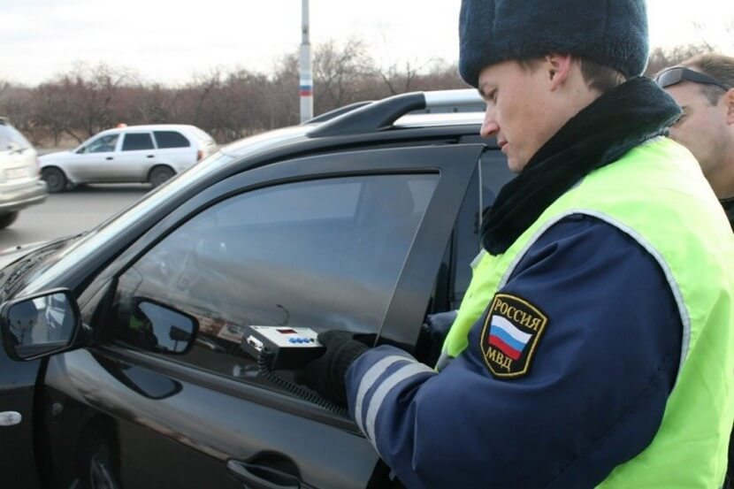 Проверка тонировки на автомомбиле