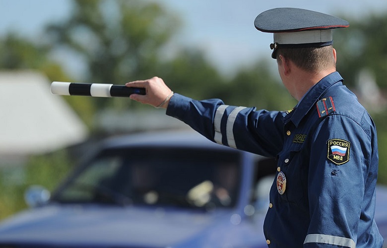 Сотрудник МВД и жезл