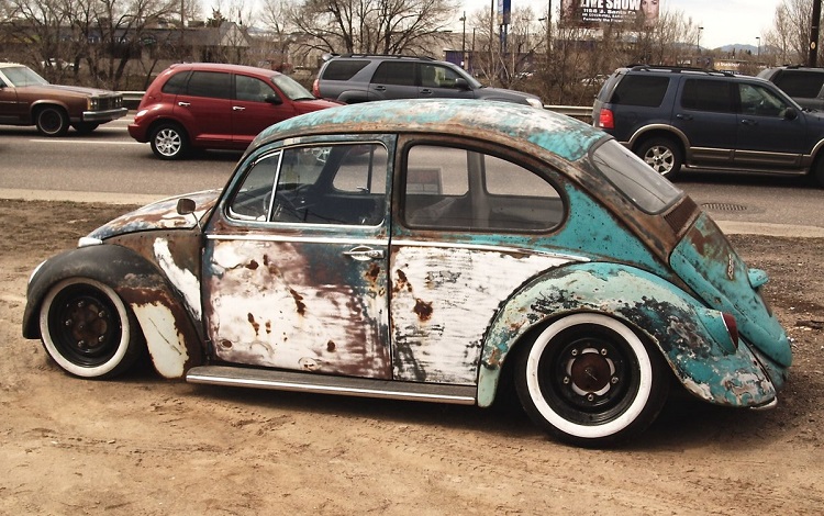 Ржавый старинный автомобиль