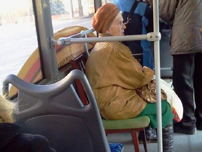 Пожилая женщина в автобусе