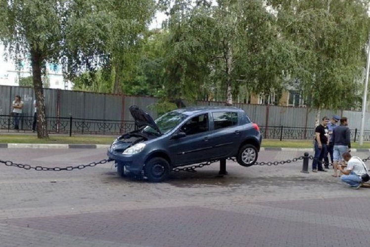 Автомобиль заехал на ограду