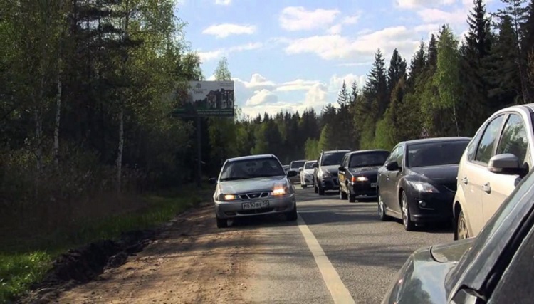 Авто едет по обочине