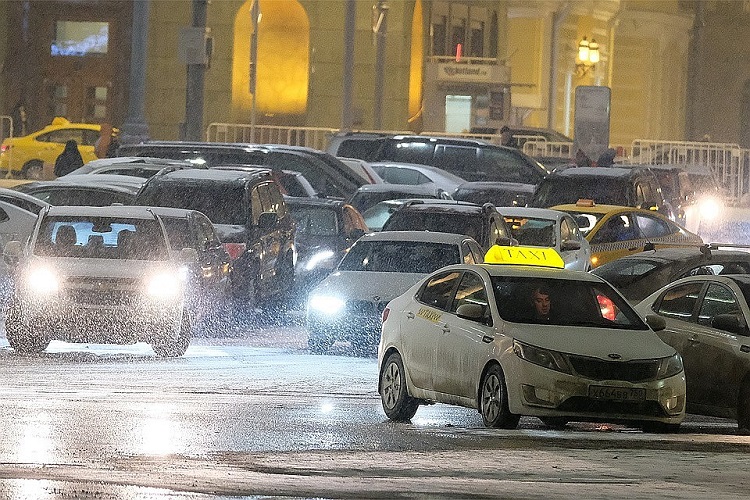 Машины в вечернем городе