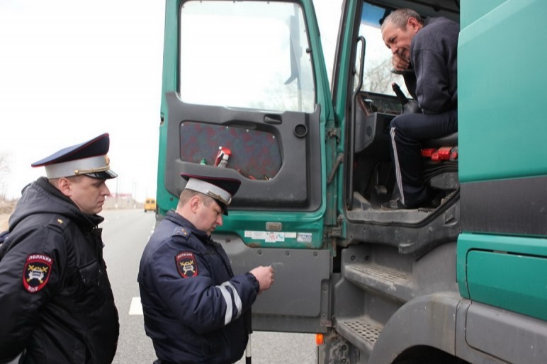 Сотрудники ГАИ проверяют фуру