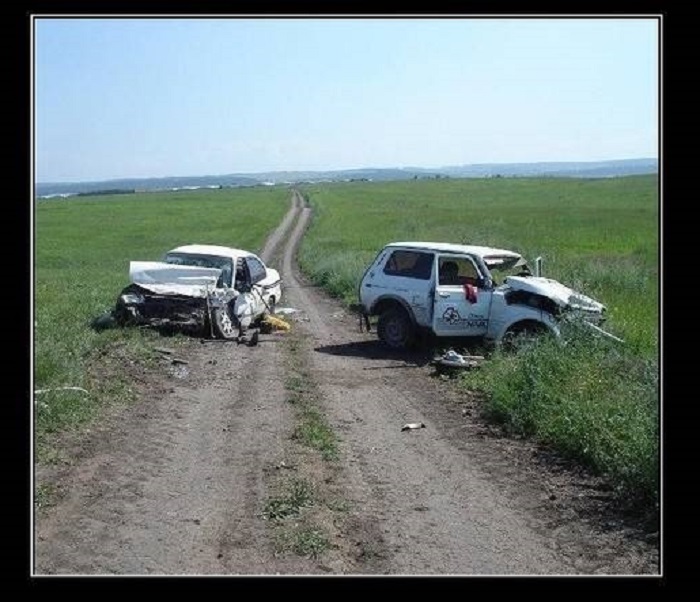 Авария на пустынной дороге в поле