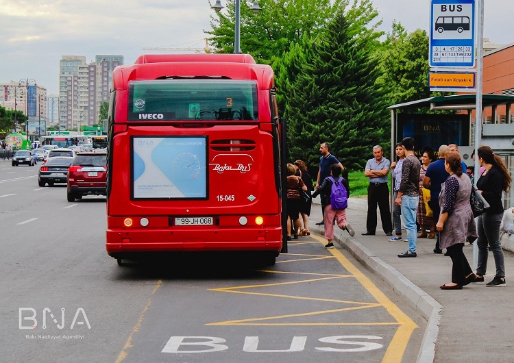 Автобус на остановке в кармане