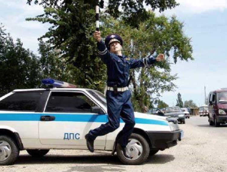 Гаишник подпрыгивает возле авто