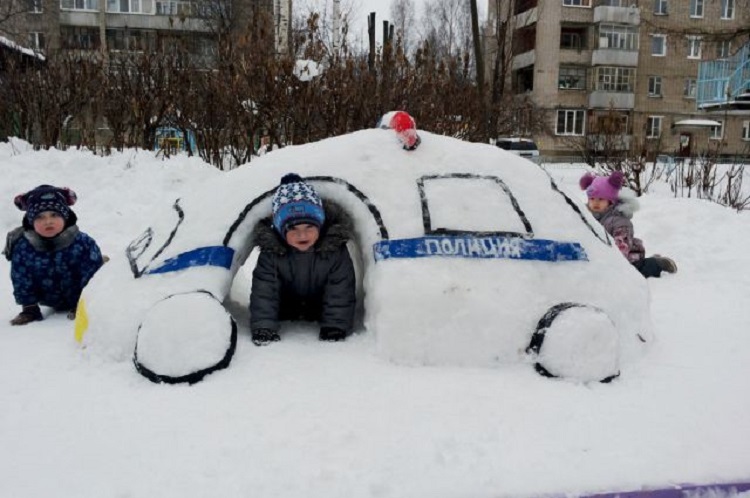 Дети в машине из снега