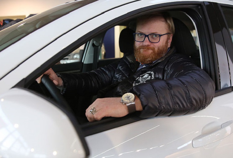 Депутат Милонов за рулем авто