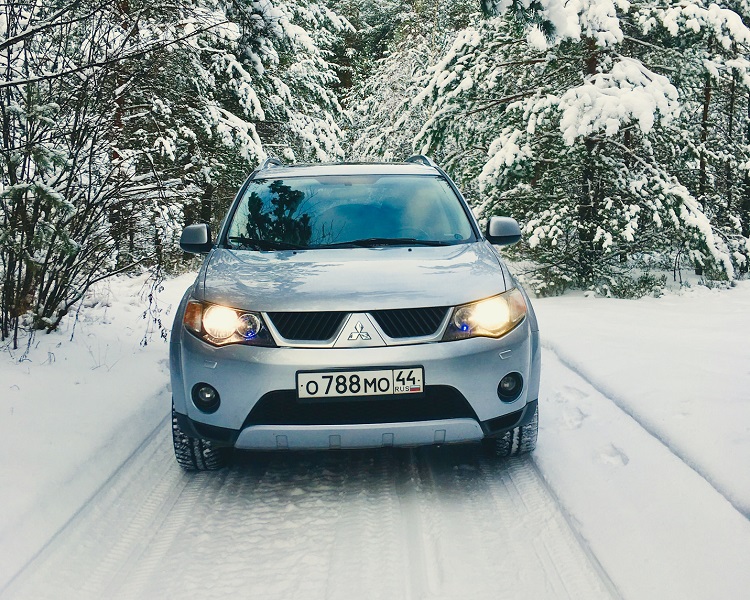 Mitsubishi на зимней дороге