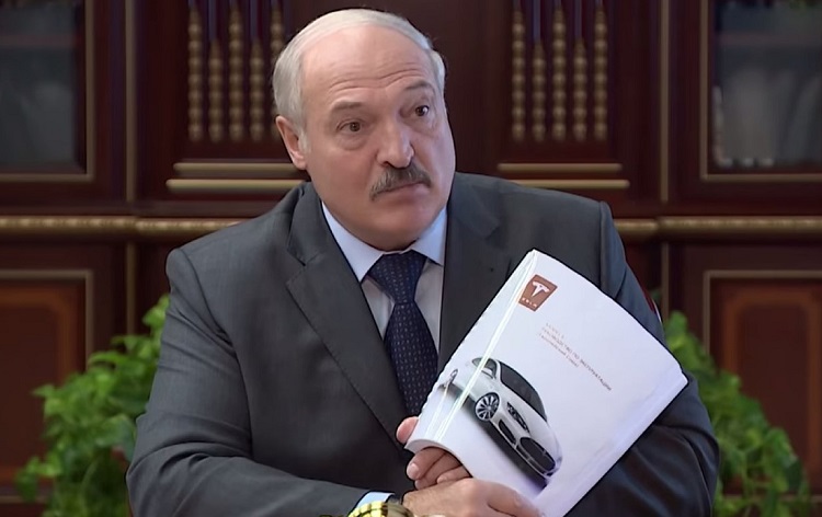 Лукашенко с изображением Теслы