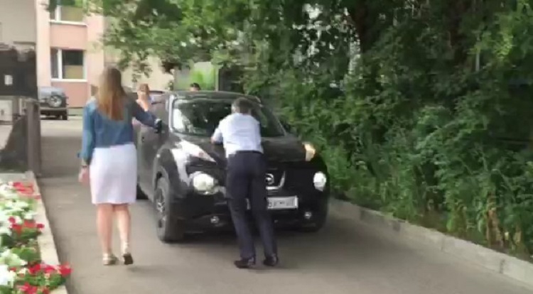 Мужчина не пропускает машину