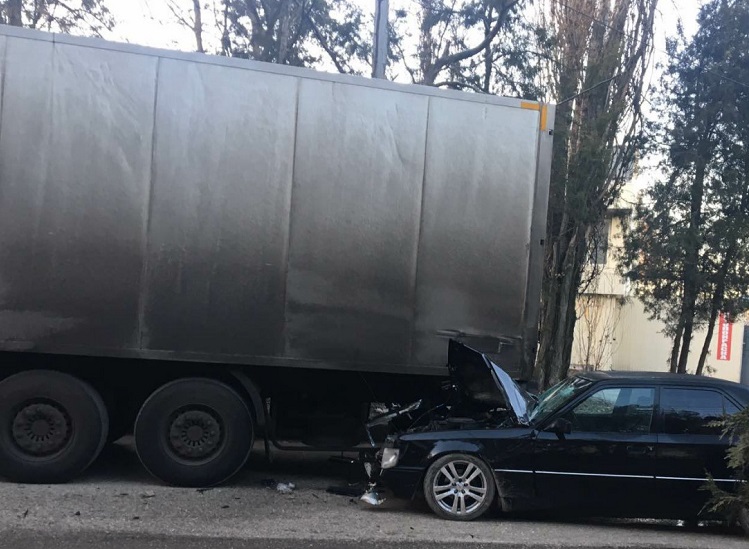 Легковое авто под большегрузом