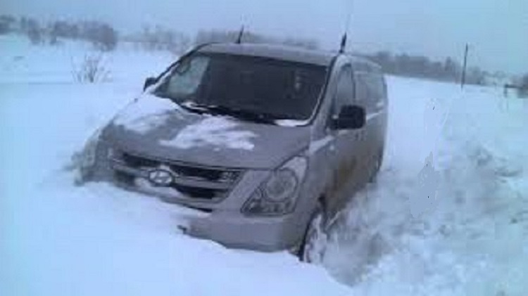 Машина в сугробе