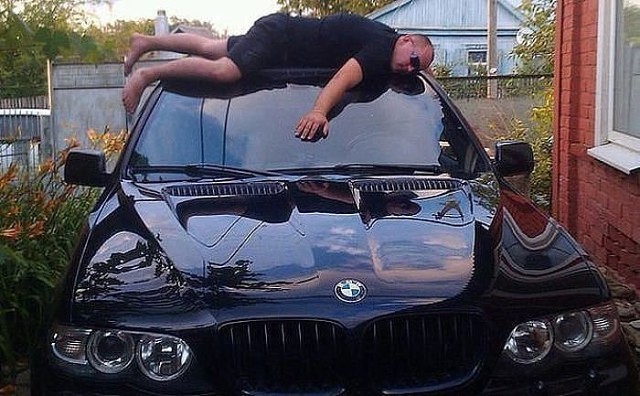 Мужчина на крыше авто