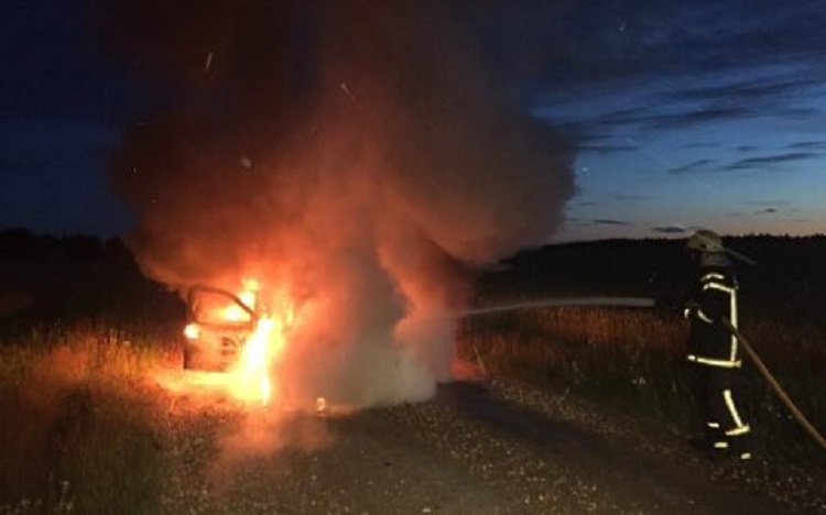 На дороге горит автомобиль