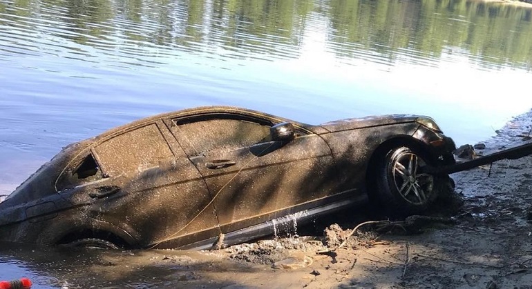 Утопленный автомобиль на берегу