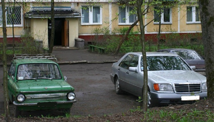Мерседес и Запорожец во дворе дома