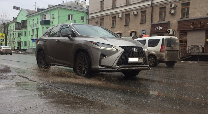 Автомобиль на мокрой дороге