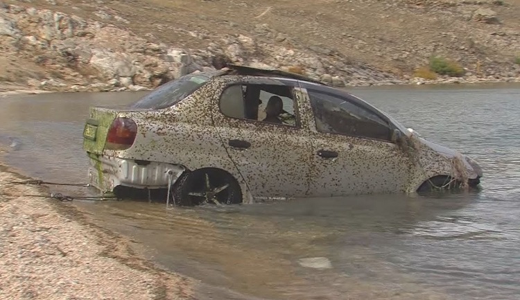 Автомобиль носом в воде