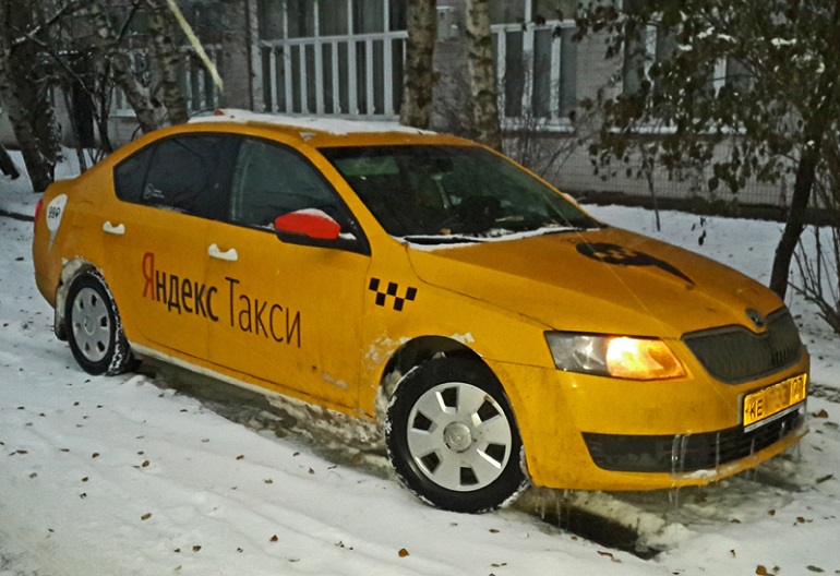 Яндекс-такси во дворе