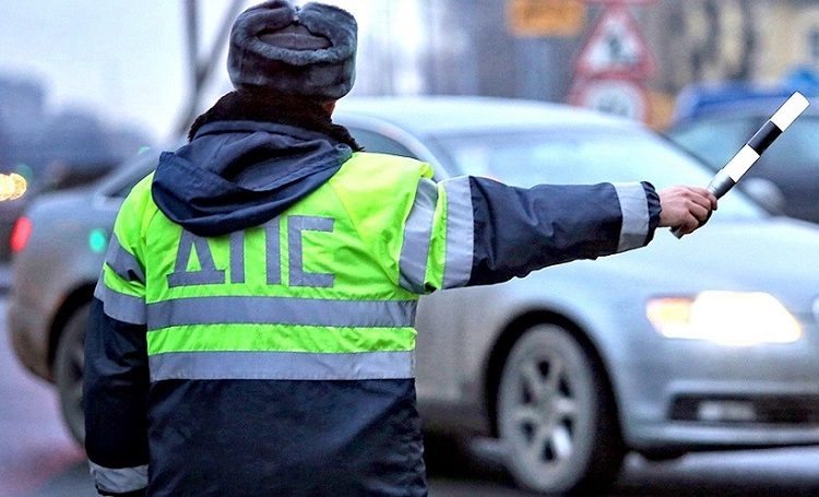 Гаишник тормозит авто