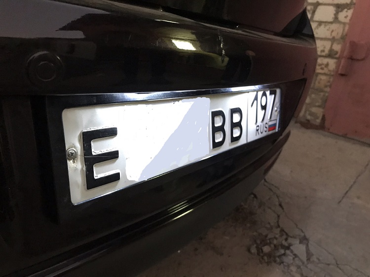 Номер авто в широкой рамке